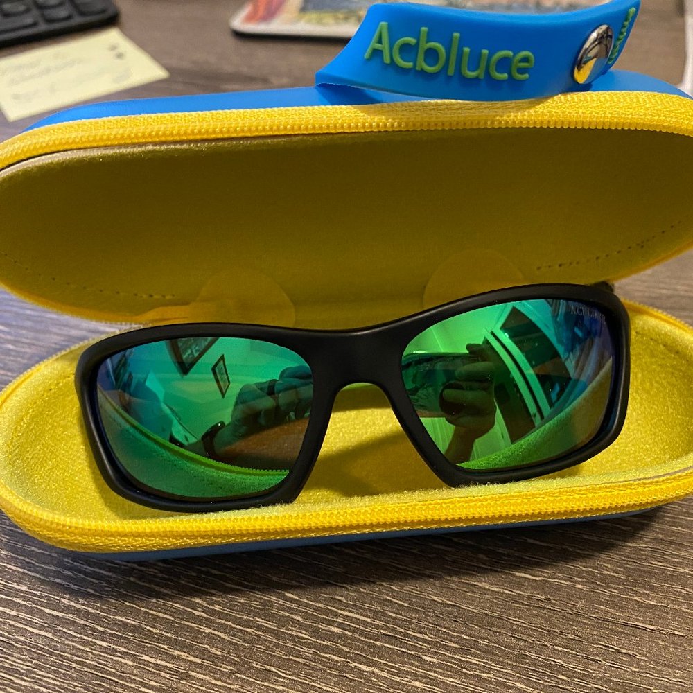 Acbluce Kids Sunglasses (Wayfarer) --- Like New!